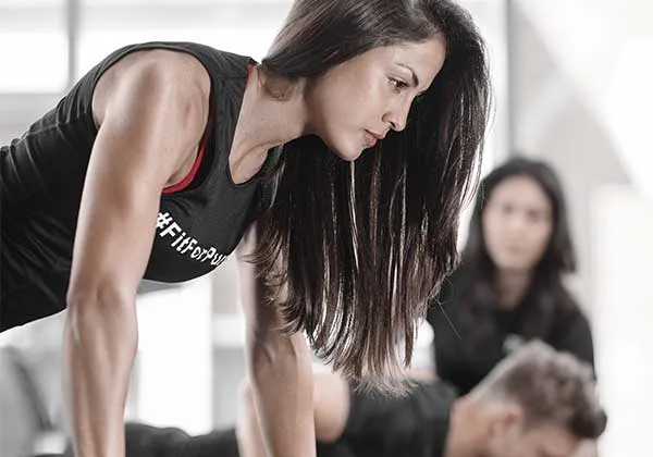 Personal Trainer starting Exercise