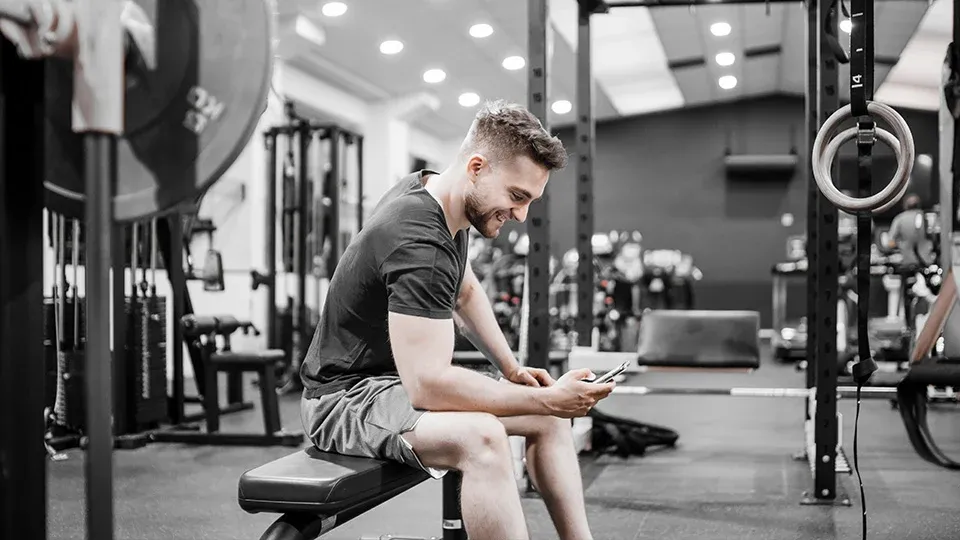 Man engaging with Social Media whilst in Gym